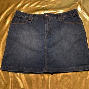 ST. JOHN'S BAY WOMEN'S STRETCH DENIM SKORT.(A)